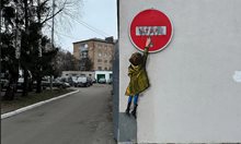Италианският уличен художник Tvboy рисува графити в Буча и Ирпин