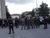 Полицаи при протестиращите в Гърмен