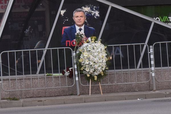 Точно 2 години след катастрофата- Милен Цветков "ни гледа в очите" от мястото на фаталния инцидент. СНИМКИ: Велислав Николов