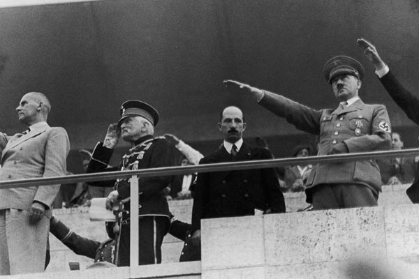 Адолф Хитлер, цар Борис III, маршал Август фон Макензен и доктор Фрик (от дясно наляво) наблюдават откриването на олимпиадата в Берлин през 1936 г. от трибуните.