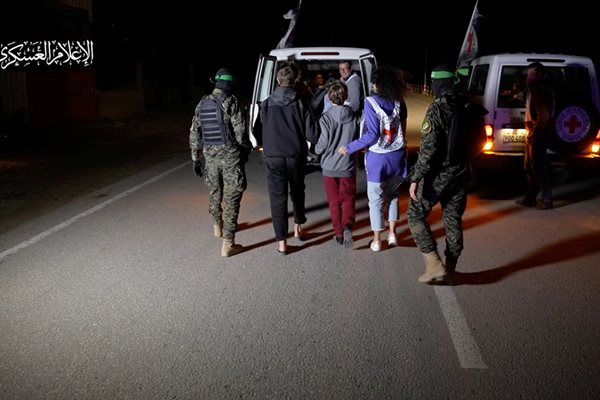 Бойци на "Хамас" предават заложници на Червения кръст след сключеното споразумение за временно прекратяване на огъня