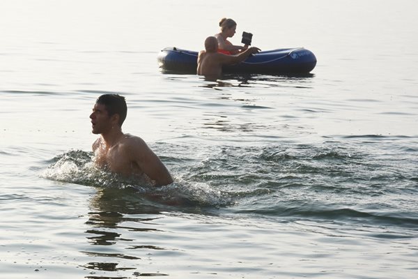 Варненци отбелязаха настъпването на Новата година с къпане в морето 
СНИМКА: Орлин Цанев