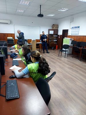 Деца от Детските полицейски управления посетиха Школата за обучение на служебни кучета в Берковица и се запознаха с работата на пътните полицаи
