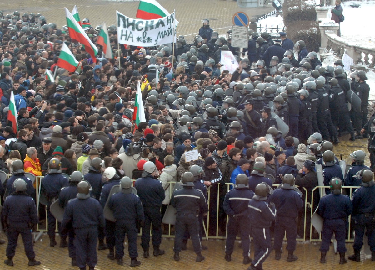 На 14 януари преди 16 години: 3000 на протест срещу властта, “кърваво писмо” ги събира през фейсбук