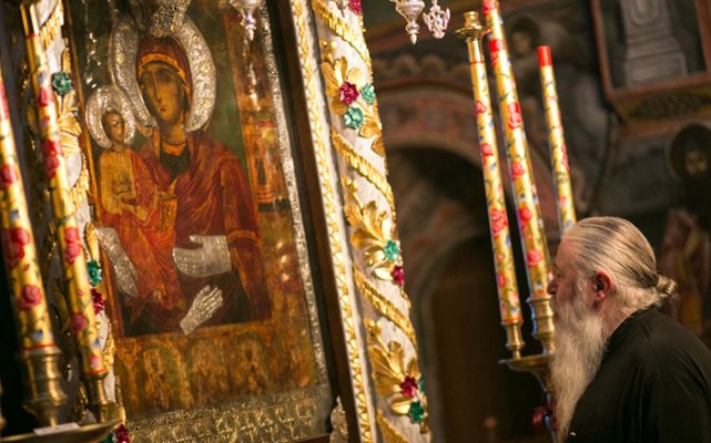 Епископ Сионий пред чудотворната икона на Богородица Троеручица в обителта