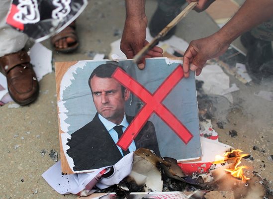 В Триполи всеки петък се събират многолюдни демонстрации, на които местните палят портретите на френския президент Макрон в знак на протест срещу политиката на Франция.