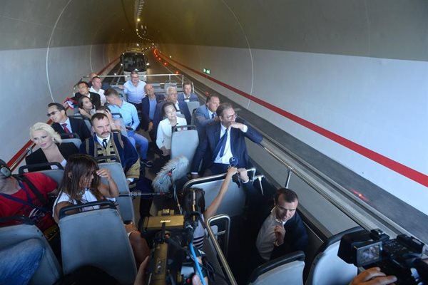 Президентът и официалните гости тестваха тунелите по новата магистрала. Зад Вучич надничат босненският лидер Милорад Додик и китайската посланичка.