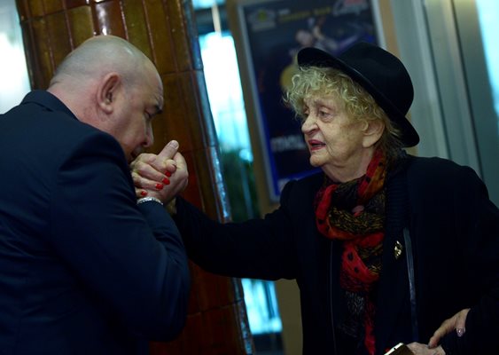 Калин Сърменов помогна на Таня Лолова да се изкачи по стълбите за последно сбогом със Стоянка