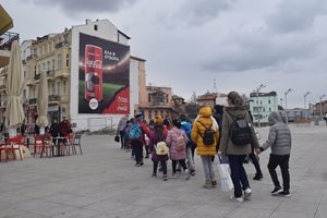 Дъждът засега се размина, Главната улица пращи от народ (снимки)