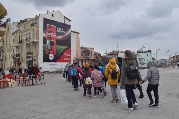 Ученици разглеждат забележителностите на Пловдив. Снимки: Авторът