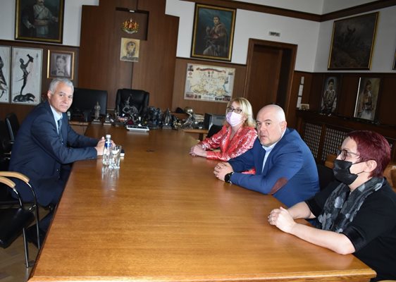 Новият шеф на ДАНС Пламен Тончев (вляво) се срещна с главния прокурор Иван Гешев в кабинета му в Съдебната палата.

СНИМКА: ПРБ