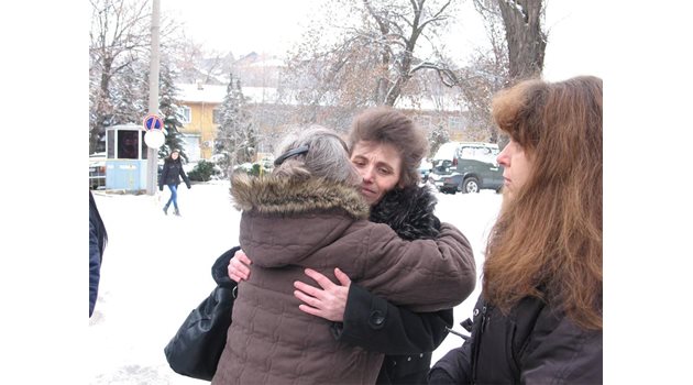 ТРАГЕДИЯ: Майката на Мирослава приема съболезнования за смъртта на дъщеря й.