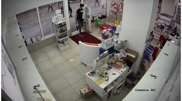 Постоянен арест за двама грузинци, обрали аптека в Пазарджик