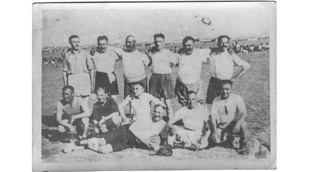 ОРГАНИЗАТОР: Пашов (легнал в средата)
 е създал и футболния отбор на ромите.