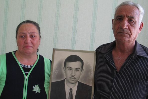 Азербайджанско семейство със снимката на сина си, който се води за безследно изчезнал в конфликта в Карабах.