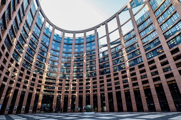 Европарламентът с крачка към намаляване на въглеродните емисии