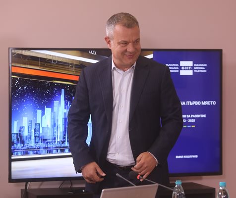 Емил Кошлуков минути преди презентацията си пред СЕМ
СНИМКА: НИКОЛАЙ ЛИТОВ