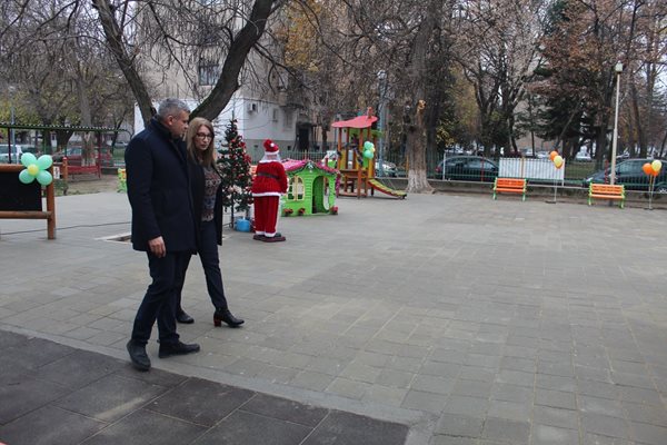 Кметът на район "Северен" Стоян Алексиев и директорът на детската градина Десислава Тотева огладаха обновения двор.