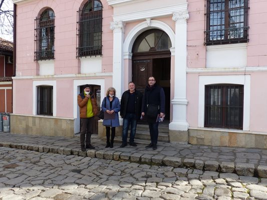 Зам.-кметът с ресор култура Пламен Панов (крайният вдясно) и директорът на музея Ангел Янков пред къщата, която става втора сграда на експозицията.