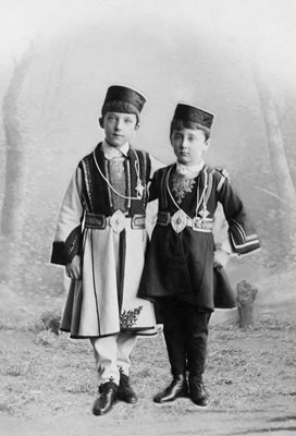 Монархът и брат му Кирил като деца.