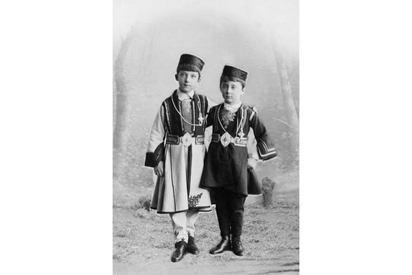 Монархът и брат му Кирил като деца.