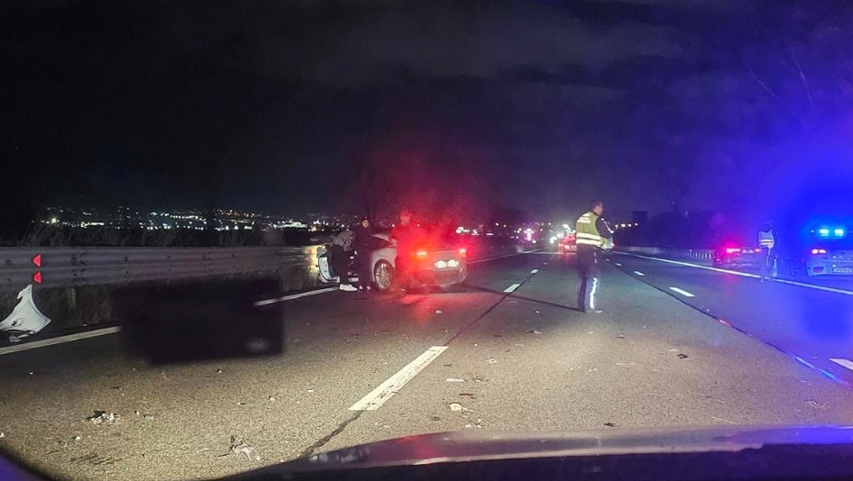 Луксозна кола се заби в мантинелата на магистрала "Тракия"