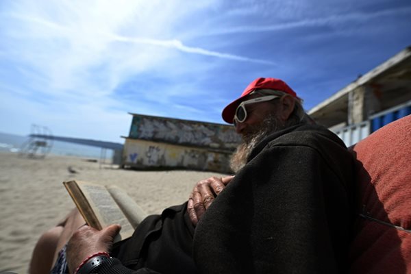 Някои използваха топлото време, за да релаксират с книга на плажа