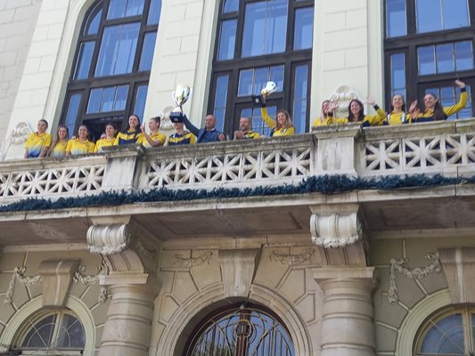 Кметът Костадин Димитров вдигна шампионската купа от терасата на общината.