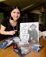 Софи Маринова позира с албума, който е получила от Лили Иванова