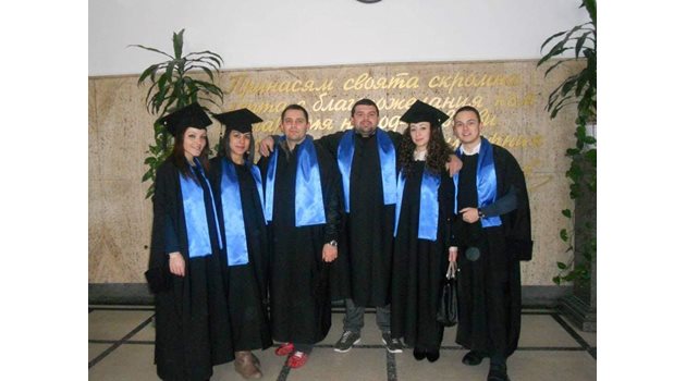 Йордан / последният в дясно/ с колеги на дипломирането в Свищовската академия

Снимка: Личен фейсбук профил на Андрей Захариев