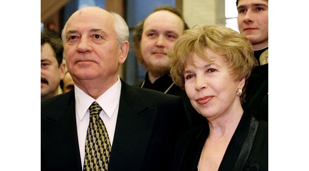Михаил Горбачов със съпругата си Раиса 

СНИМКИ: РОЙТЕРС
