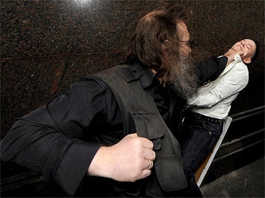 Защитници на православието буквално хванаха хомосексуалистите за гушата