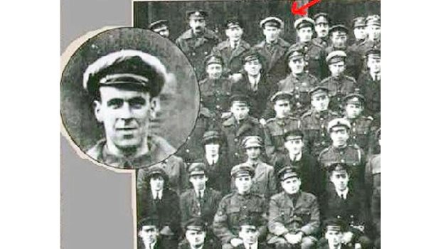 МЪРТВИ ДО ДОКАЗВАНЕ НА ПРОТИВНОТО: Тази снимка от 1919 г. е на ескадрилата, командвана от сър Виктор Годард, офицер от британските кралски ВВС. Призрачното лице, което наднича от последния ред, е на Фреди Джаксън, механик от ВВС, погребан в същия ден, в който е направена. Всички членове на ескадрилата разпознават своя мъртъв приятел.
