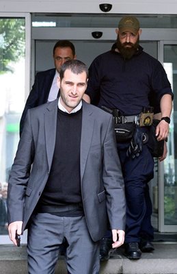Служител на Бюрото по защита (здравенякът с брадата) участва в задържането на зам.-министъра на околното среда Красимир Живков.