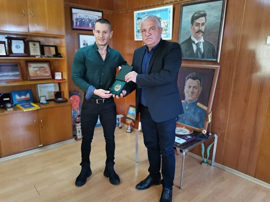 Културистът Крум Томчев с почетния знак на Гоце Делчев, връчен му от кмета Владимир Москов.