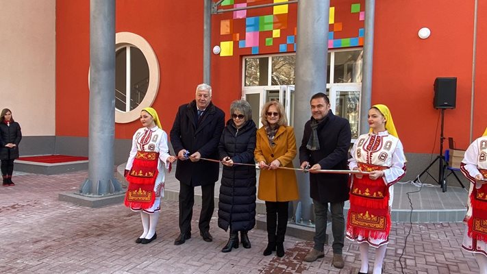 Здравко Димитров реже лентата в СУ "Любен Каравелов".