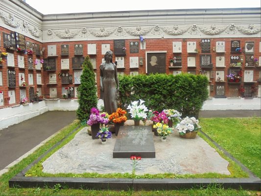 Гробът на Раиса Горбачова. До нея ще бъде положен и Михаил Горбаов.