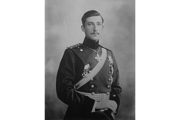 Царят участва в Първата световна война като младеж.