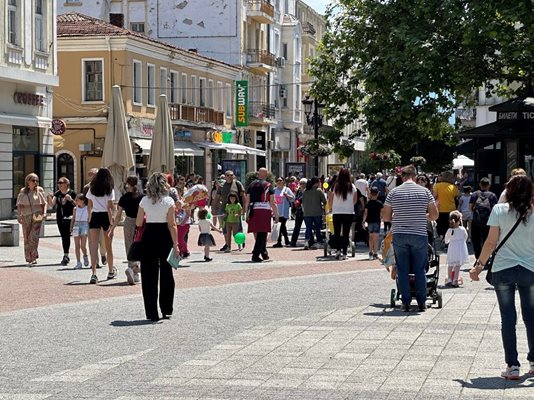 Главната на Пловдив се пълни с хора заради хубавото време.