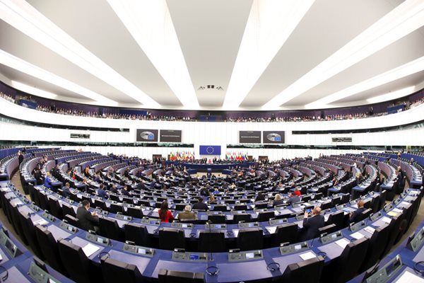 Преработените текстове бяха приети с 381 гласа „за", 225 „против" и 17 „въздържал се" в Европарламента в Страсбург.
СНИМКА: ЕП/Fred MARVAUX