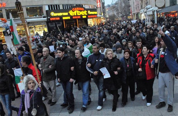 Около 500 души се събраха тази вечер на протеста в Пловдив.