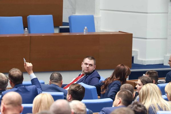 Делян Пеевски призова депутатите на ДПС да подкрепят кабинета, а след вота излезе видимо ядосан от залата.