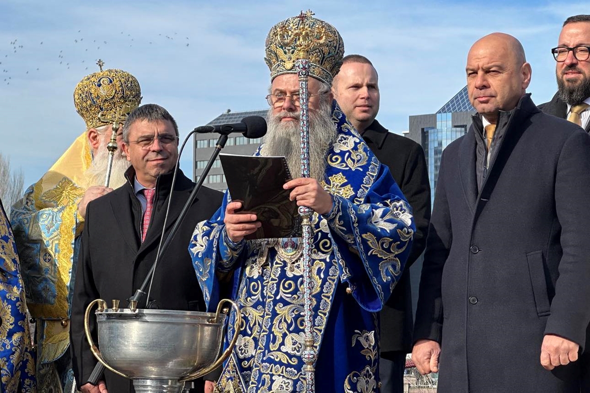 Министър Атанас Илков до митрополит Николай на хвърлянето на кръста в Пловдив (Снимки)