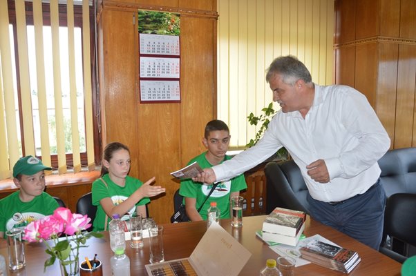 Кметът на Гоце Делчев Владимир Москов поздрави деца, участници в похода по пътя на Ботевата чета.