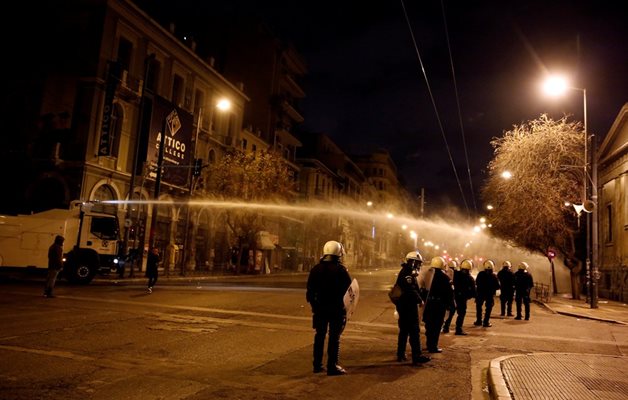 Полицията в Атина използва днес сълзотворен газ и светлинно-звукови гранати, за да разпръсне десетки протестиращи с качулки на главите СНИМКИ: РОЙТЕРС