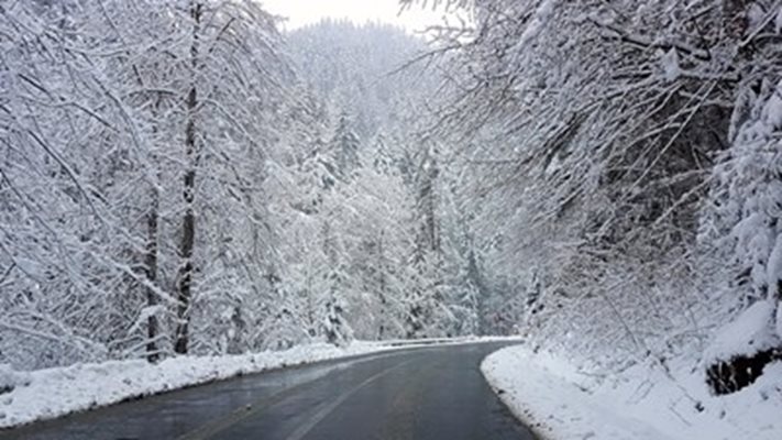 Валежите от сняг спират до полунощ