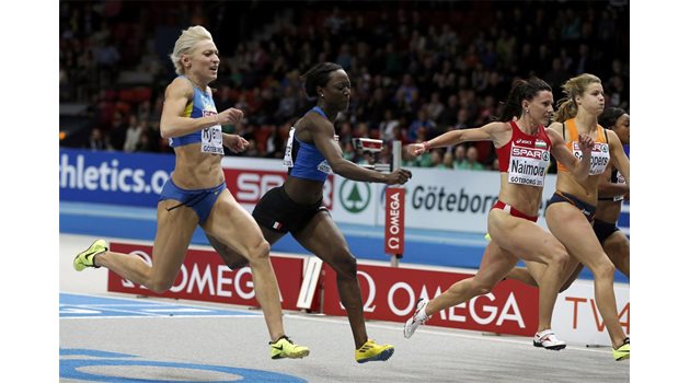 МОЩНИ БЕДРА: В краткия спринт в Гьотеборг Тезджан Наимова спечели пред Маня Риеминен (крайната вдясно) и след допинг скандала златото на българката ще замине за Украйна.