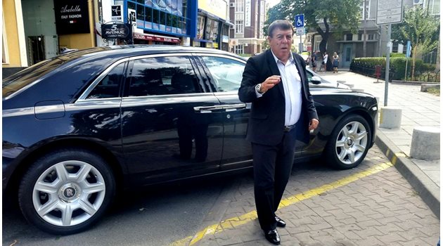 Бенчо Бенчев позира пред своя поръчков ролс-ройс за 200 000 евро. Активистът на БСП от Бургас бе арестуван заедно с Димитър Желязков в хотел “Рамада” в Истанбул.  СНИМКА: “24 ЧАСА”