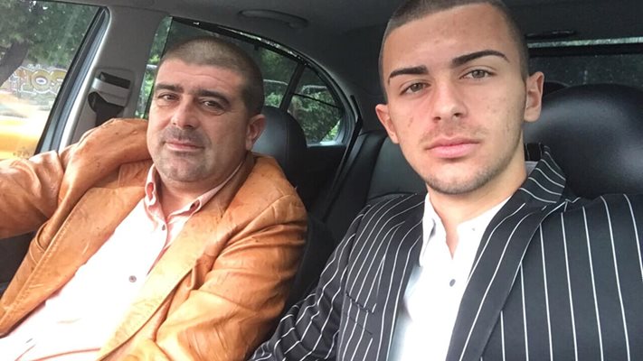 Изчезналият Димитър Грънчаров от Хаджидимово (вляво) със сина си Иван, който пусна снимката им в социалните мрежи.