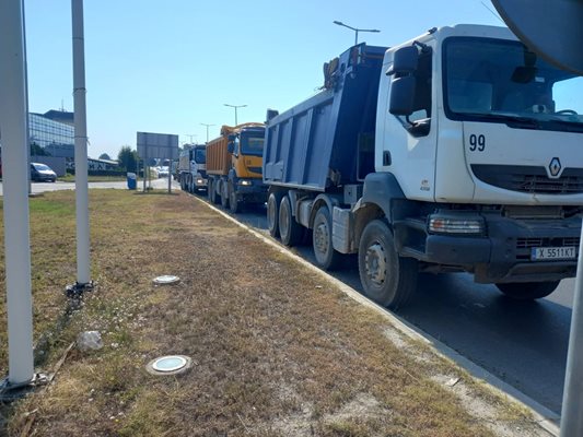Камионите заприщиха кръговото на "Пазарджишко шосе".